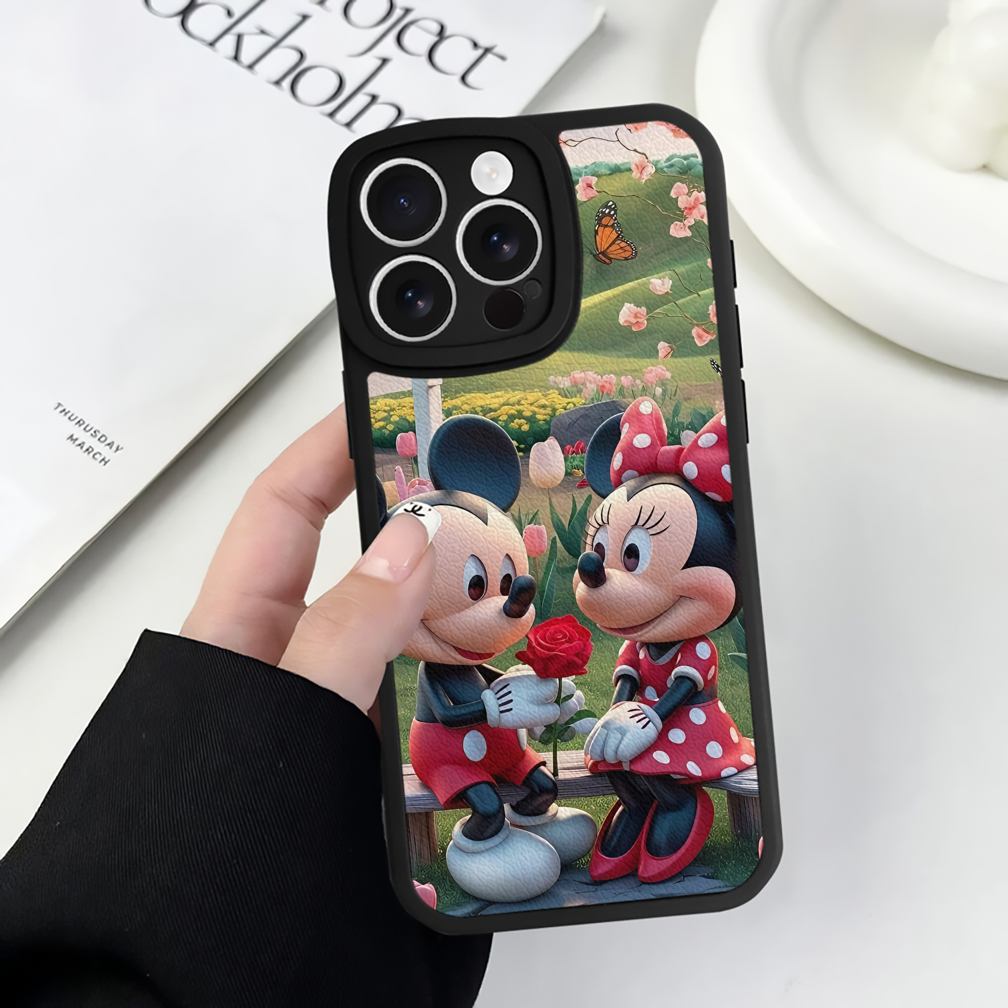 （画像用） ミッキーマウス Mickey Mouse 【iPhone 16シリーズ対応】シリコンスマホケース（レザー調） 材質：シリコン